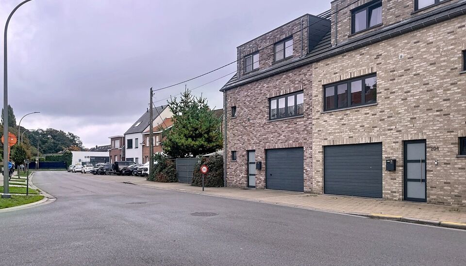 Energiezuinige bel-étagewoning in het hart van Hoevenen.
Deze instapklare woning is ideaal gelegen in het centrum van Hoevenen, op wandelafstand van winkels, openbaar vervoer en aangename wandelpaden.
Bij het betreden van het gelijkvloers komt u binnen i