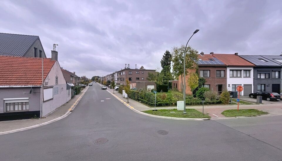 Energiezuinige bel-étagewoning in het hart van Hoevenen.
Deze instapklare woning is ideaal gelegen in het centrum van Hoevenen, op wandelafstand van winkels, openbaar vervoer en aangename wandelpaden.
Bij het betreden van het gelijkvloers komt u binnen i