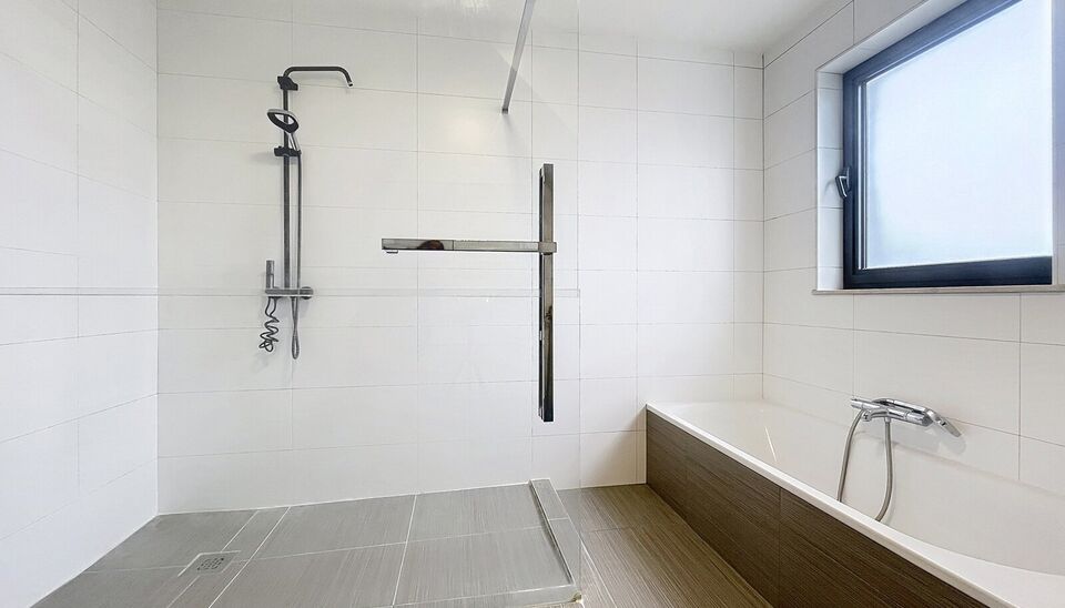 Energiezuinige bel-étagewoning in het hart van Hoevenen.
Deze instapklare woning is ideaal gelegen in het centrum van Hoevenen, op wandelafstand van winkels, openbaar vervoer en aangename wandelpaden.
Bij het betreden van het gelijkvloers komt u binnen i