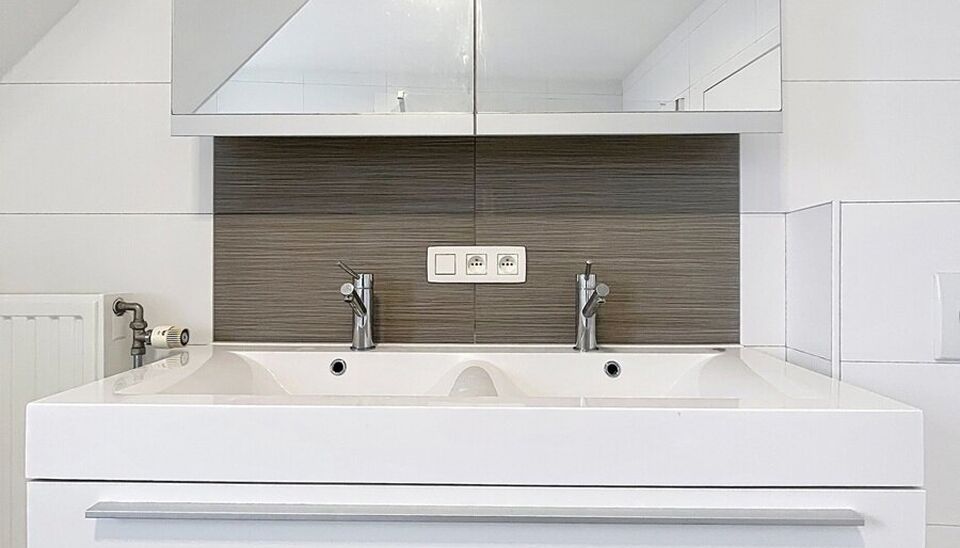 Energiezuinige bel-étagewoning in het hart van Hoevenen.
Deze instapklare woning is ideaal gelegen in het centrum van Hoevenen, op wandelafstand van winkels, openbaar vervoer en aangename wandelpaden.
Bij het betreden van het gelijkvloers komt u binnen i