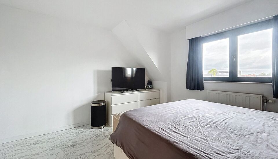 Energiezuinige bel-étagewoning in het hart van Hoevenen.
Deze instapklare woning is ideaal gelegen in het centrum van Hoevenen, op wandelafstand van winkels, openbaar vervoer en aangename wandelpaden.
Bij het betreden van het gelijkvloers komt u binnen i