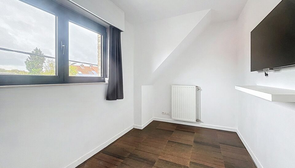 Energiezuinige bel-étagewoning in het hart van Hoevenen.
Deze instapklare woning is ideaal gelegen in het centrum van Hoevenen, op wandelafstand van winkels, openbaar vervoer en aangename wandelpaden.
Bij het betreden van het gelijkvloers komt u binnen i