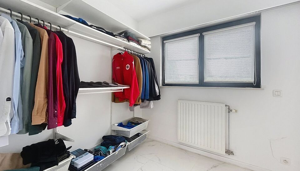 Energiezuinige bel-étagewoning in het hart van Hoevenen.
Deze instapklare woning is ideaal gelegen in het centrum van Hoevenen, op wandelafstand van winkels, openbaar vervoer en aangename wandelpaden.
Bij het betreden van het gelijkvloers komt u binnen i