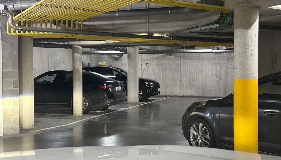 Private ondergrondse autostaanplaats op -1. Gunstig gelegen op wandelafstand van park spoor noord, verschillende winkels en centrum Antwerpen.&nbsp;
Parking te bereiken via automatische beveiligde poort.