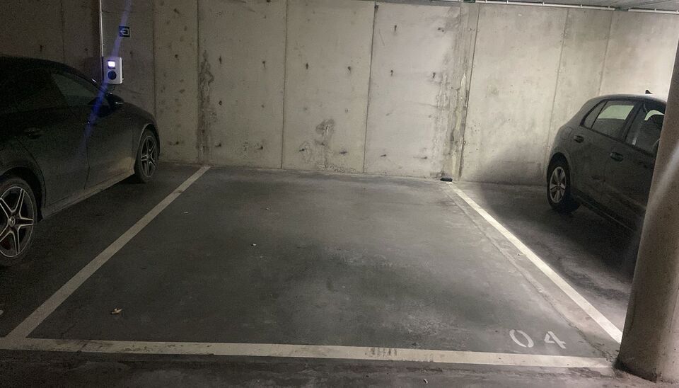 Private ondergrondse autostaanplaats op -1. Gunstig gelegen op wandelafstand van park spoor noord, verschillende winkels en centrum Antwerpen.&nbsp;
Parking te bereiken via automatische beveiligde poort.