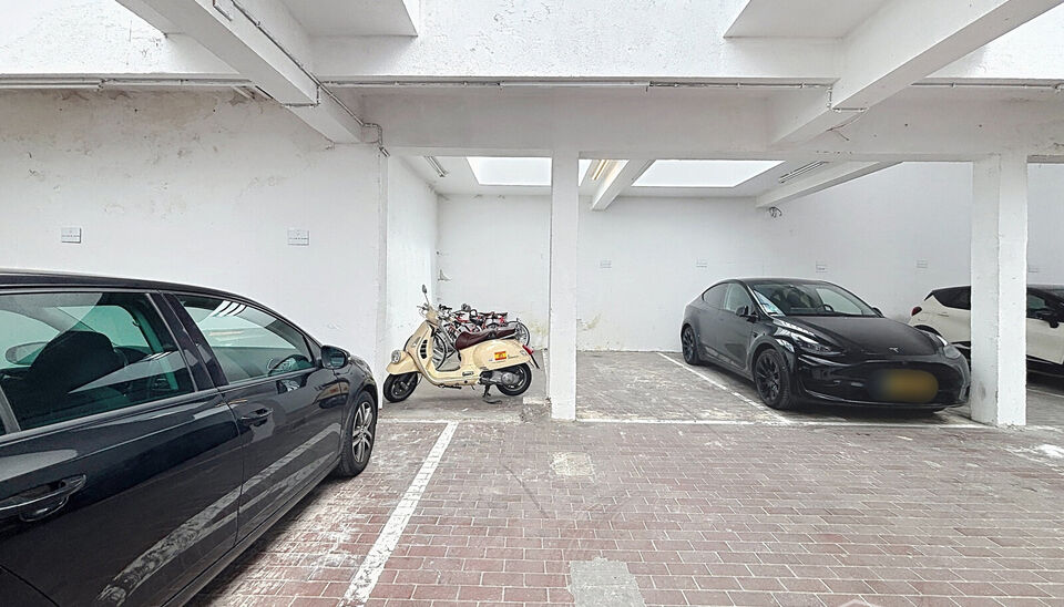 Aparte autostaanplaatsen te huur
Zeer goed gelegen locatie: op het Antwerpse Zuid, vlakbij de Antwerpse Ring
Plek voor 19  auto's 
Fietsenstalling aanwezig 
Elektriciteit aanwezig