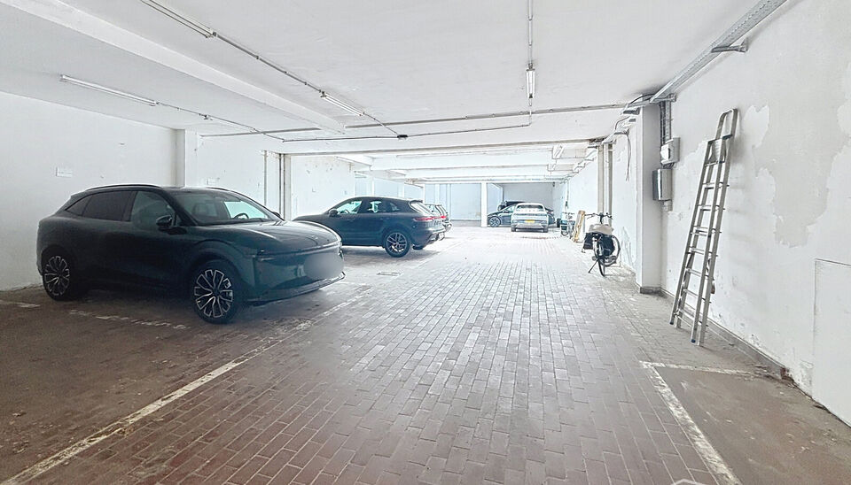 Aparte autostaanplaatsen te huur
Zeer goed gelegen locatie: op het Antwerpse Zuid, vlakbij de Antwerpse Ring
Plek voor 19  auto's 
Fietsenstalling aanwezig 
Elektriciteit aanwezig