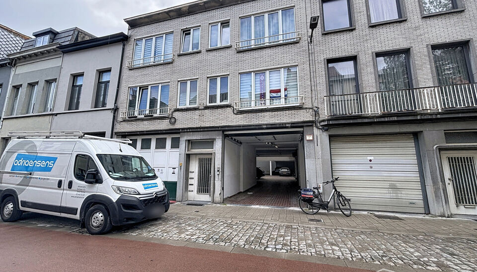 Aparte autostaanplaatsen te huur
Zeer goed gelegen locatie: op het Antwerpse Zuid, vlakbij de Antwerpse Ring
Plek voor 19  auto's 
Fietsenstalling aanwezig 
Elektriciteit aanwezig