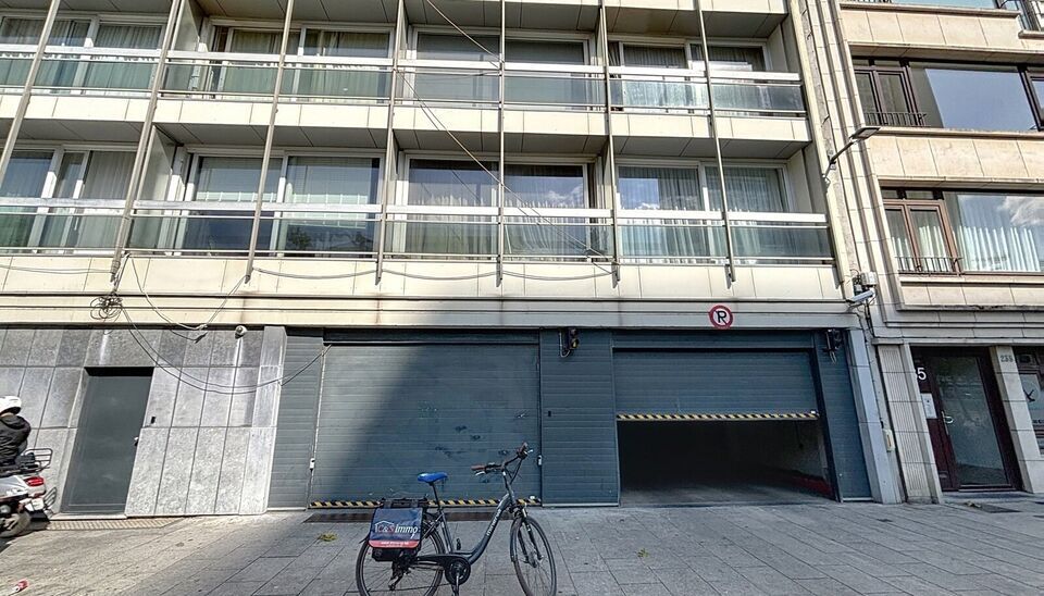 Staanplaats te koop nabij Operaplein. 28 000 euro vraagprijs + 12% registratierechten. Vaste kost 30 euro/ maand
