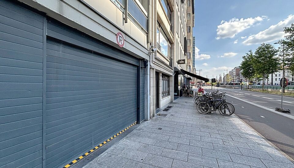 Staanplaats te koop nabij Operaplein. 28 000 euro vraagprijs + 12% registratierechten. Vaste kost 30 euro/ maand