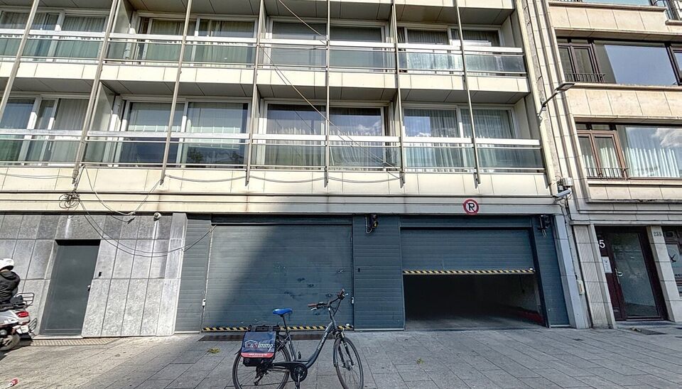 Staanplaats P67 te koop op de Italiëlei nabij Operaplein en Franklin Rooseveltplaats. 
Ontdek deze autostaanplaats op de Italiëlei, met enorm goede verbinding in en uit de stad en naar Linkeroever.
De autostaanplaats bevindt zich in een klein garagecomp