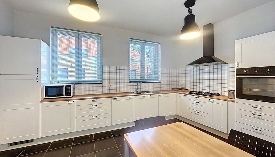 Verrassend ruime gerenoveerde gezinswoning met achterliggend duplex magazijn.
Achter deze gevel schuilt een uitzonderlijk ruime gerenoveerde woning waar wonen en werken perfect samenkomen.
De woning verwelkomt u in een woonkamer van ca. 30 m&sup2; op laminaat