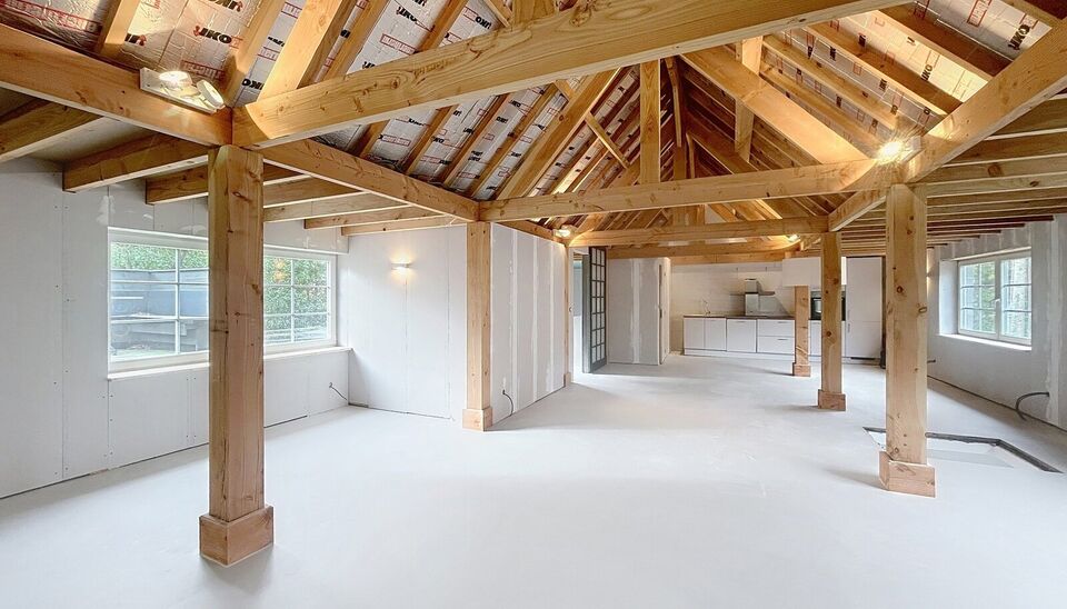 Verrassend ruime gerenoveerde gezinswoning met achterliggend duplex magazijn.
Achter deze gevel schuilt een uitzonderlijk ruime gerenoveerde woning waar wonen en werken perfect samenkomen.
De woning verwelkomt u in een woonkamer van ca. 30 m&sup2; op laminaat