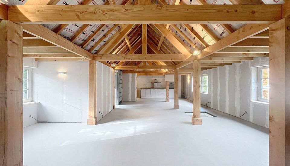 Verrassend ruime gerenoveerde gezinswoning met achterliggend duplex magazijn.
Achter deze gevel schuilt een uitzonderlijk ruime gerenoveerde woning waar wonen en werken perfect samenkomen.
De woning verwelkomt u in een woonkamer van ca. 30 m&sup2; op laminaat