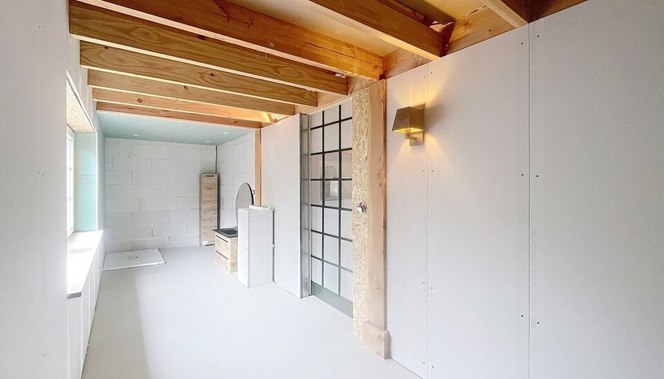 Verrassend ruime gerenoveerde gezinswoning met achterliggend duplex magazijn.
Achter deze gevel schuilt een uitzonderlijk ruime gerenoveerde woning waar wonen en werken perfect samenkomen.
De woning verwelkomt u in een woonkamer van ca. 30 m&sup2; op laminaat