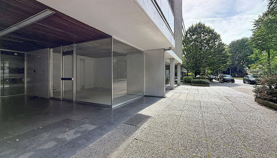 Casco winkelruimte / handelspand ca 35m&sup2; met ruime etalage op een commerci&euml;le ligging. Dankzij de sterke commerci&euml;le ligging, de vlotte bereikbaarheid vormt dit pand een ideale uitvalsbasis voor zelfstandigen, vrije beroepen of dienstverlenende activit