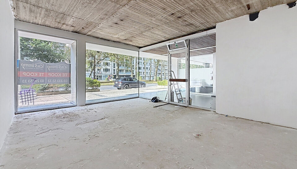 Casco winkelruimte / handelspand ca 35m&sup2; met ruime etalage op een commerci&euml;le ligging. Dankzij de sterke commerci&euml;le ligging, de vlotte bereikbaarheid vormt dit pand een ideale uitvalsbasis voor zelfstandigen, vrije beroepen of dienstverlenende activit