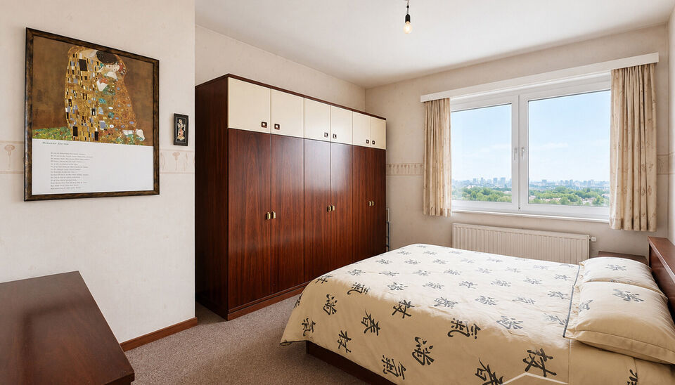Dit lichtrijke appartement op de 16de verdieping biedt een uniek panoramisch uitzicht over de skyline van Antwerpen. Bij binnenkomst word je verwelkomd in een ruime inkomhal met praktische maatkast en directe toegang tot alle ruimtes.

De woonkamer geniet