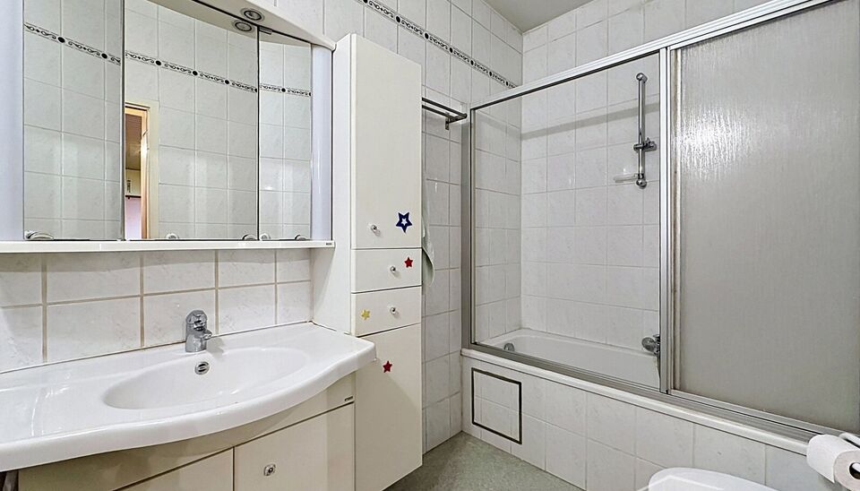Dit lichtrijke appartement op de 16de verdieping biedt een uniek panoramisch uitzicht over de skyline van Antwerpen. Bij binnenkomst word je verwelkomd in een ruime inkomhal met praktische maatkast en directe toegang tot alle ruimtes.

De woonkamer geniet