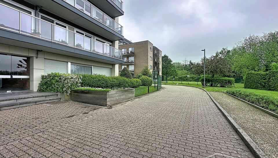 Dit lichtrijke appartement op de 16de verdieping biedt een uniek panoramisch uitzicht over de skyline van Antwerpen. Bij binnenkomst word je verwelkomd in een ruime inkomhal met praktische maatkast en directe toegang tot alle ruimtes.

De woonkamer geniet