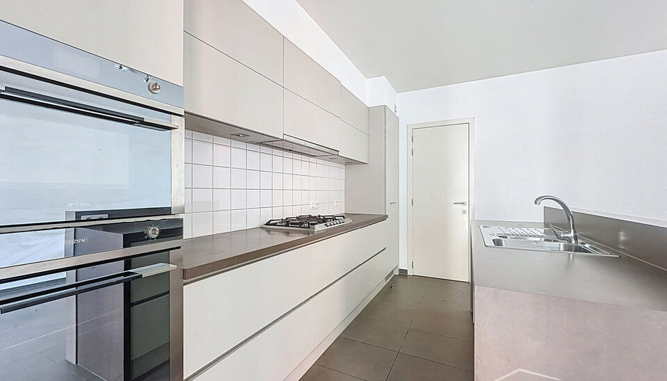 Prachtige duplex op het Eilandje in de Londenstraat, gelegen op de 3de en 4de verdieping van een verzorgd gebouw. De lift komt rechtstreeks uit in het appartement, wat zorgt voor extra comfort en privacy. Op de 4de verdieping bevindt zich de ruime en lich