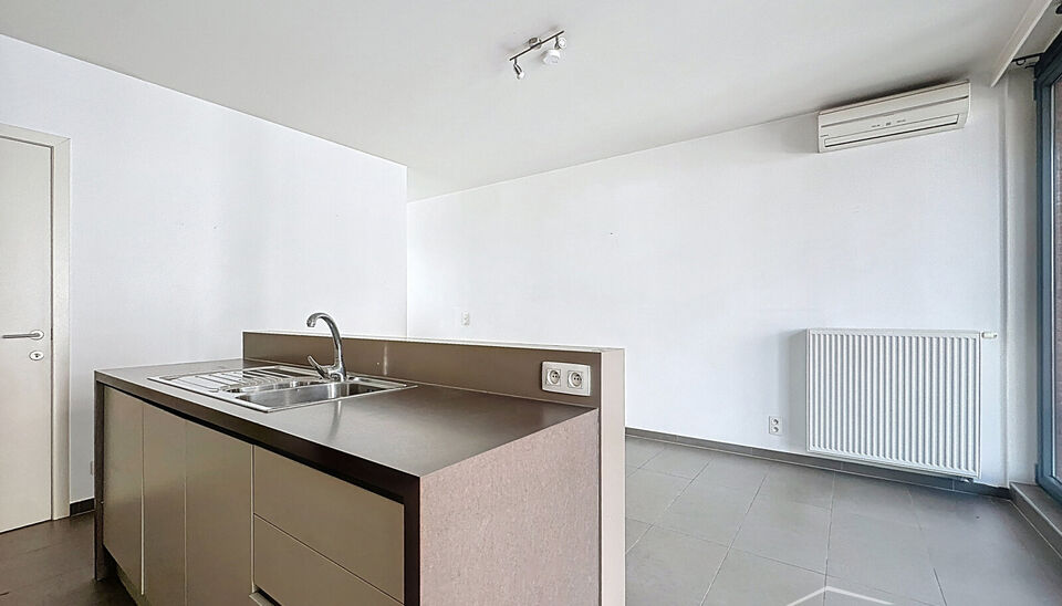 Prachtige duplex op het Eilandje in de Londenstraat, gelegen op de 3de en 4de verdieping van een verzorgd gebouw. De lift komt rechtstreeks uit in het appartement, wat zorgt voor extra comfort en privacy. Op de 4de verdieping bevindt zich de ruime en lich