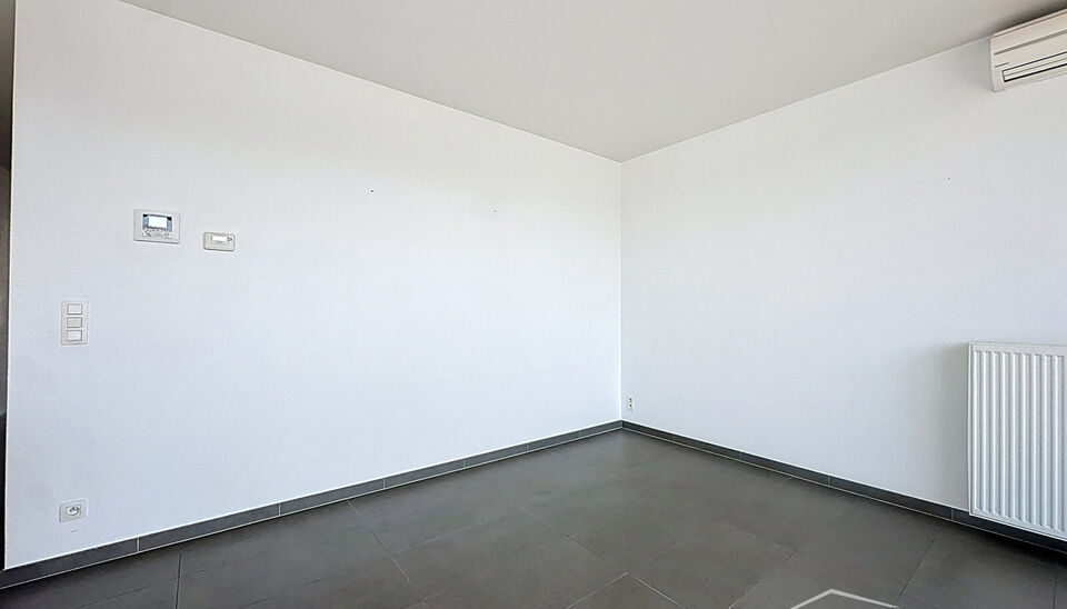 Prachtige duplex op het Eilandje in de Londenstraat, gelegen op de 3de en 4de verdieping van een verzorgd gebouw. De lift komt rechtstreeks uit in het appartement, wat zorgt voor extra comfort en privacy. Op de 4de verdieping bevindt zich de ruime en lich