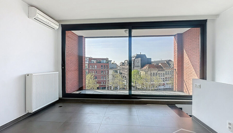 Prachtige duplex op het Eilandje in de Londenstraat, gelegen op de 3de en 4de verdieping van een verzorgd gebouw. De lift komt rechtstreeks uit in het appartement, wat zorgt voor extra comfort en privacy. Op de 4de verdieping bevindt zich de ruime en lich