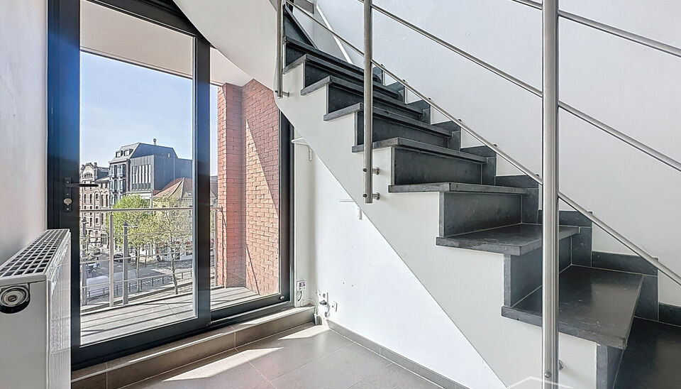 Prachtige duplex op het Eilandje in de Londenstraat, gelegen op de 3de en 4de verdieping van een verzorgd gebouw. De lift komt rechtstreeks uit in het appartement, wat zorgt voor extra comfort en privacy. Op de 4de verdieping bevindt zich de ruime en lich
