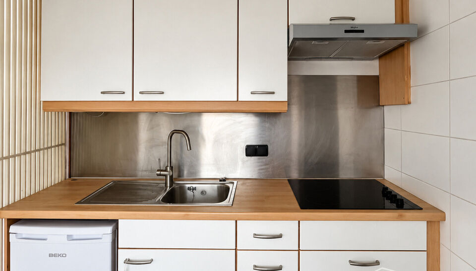 Duplex studio met terrasje (zuid gericht)  nabij centraal station, autostrade en de winkels. In een goed onderhouden gebouw, gelegen op de 4e verdieping. Inkomhal met apart toilet en vestiaire, open keuken met kookplaat, dampkap en ijskast. Lichte woon- e