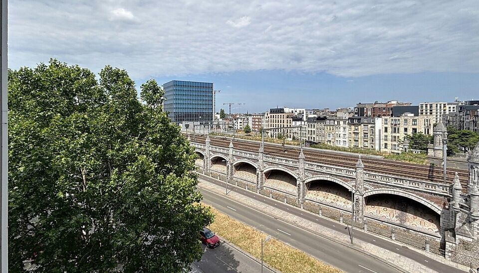 Duplex studio met terrasje (zuid gericht)  nabij centraal station, autostrade en de winkels. In een goed onderhouden gebouw, gelegen op de 4e verdieping. Inkomhal met apart toilet en vestiaire, open keuken met kookplaat, dampkap en ijskast. Lichte woon- e