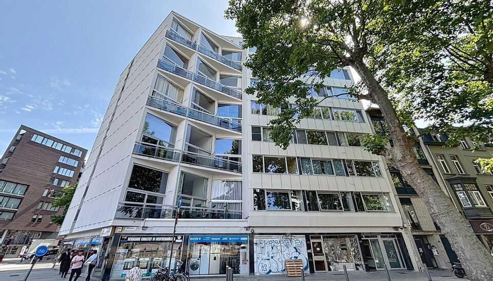 Duplex studio met terrasje (zuid gericht)  nabij centraal station, autostrade en de winkels. In een goed onderhouden gebouw, gelegen op de 4e verdieping. Inkomhal met apart toilet en vestiaire, open keuken met kookplaat, dampkap en ijskast. Lichte woon- e