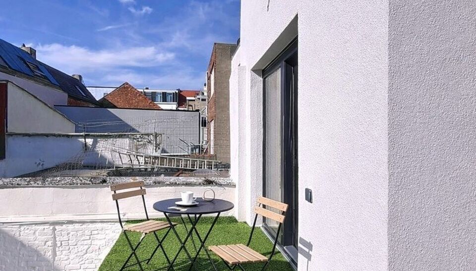 Tip top afgewerkt duplex appartement met terras en 2 slaapkamers.  Dit appartement biedt een perfecte balans tussen comfort en stijl, gelegen in de levendige en vernieuwende wijk Stuivenberg. Bij binnenkomst inkomhal met een apart toilet. De lichtrijke le