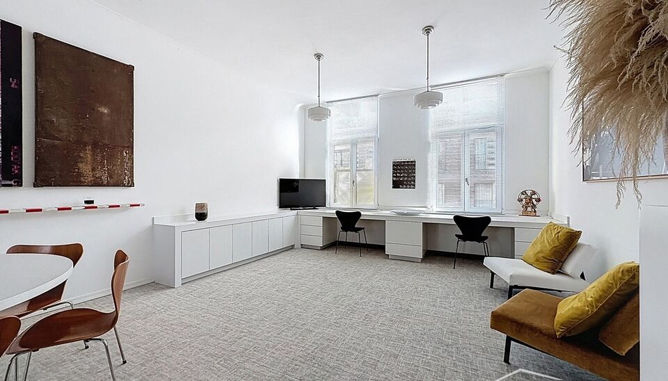 Op een uitstekende ligging, vlak bij het Justitiepaleis op het Antwerpse Zuid en toch in alle rust, bevindt zich dit elegante duplexappartement. Het appartement maakt deel uit van een kleinschalig gebouw met slechts twee wooneenheden en strekt zich uit ov