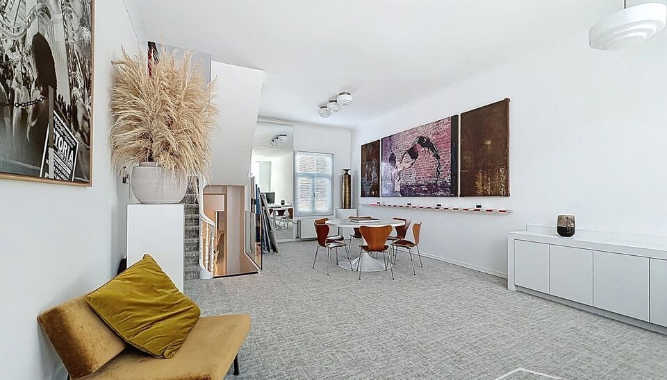 Op een uitstekende ligging, vlak bij het Justitiepaleis op het Antwerpse Zuid en toch in alle rust, bevindt zich dit elegante duplexappartement. Het appartement maakt deel uit van een kleinschalig gebouw met slechts twee wooneenheden en strekt zich uit ov