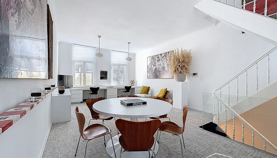 Op een uitstekende ligging, vlak bij het Justitiepaleis op het Antwerpse Zuid en toch in alle rust, bevindt zich dit elegante duplexappartement. Het appartement maakt deel uit van een kleinschalig gebouw met slechts twee wooneenheden en strekt zich uit ov