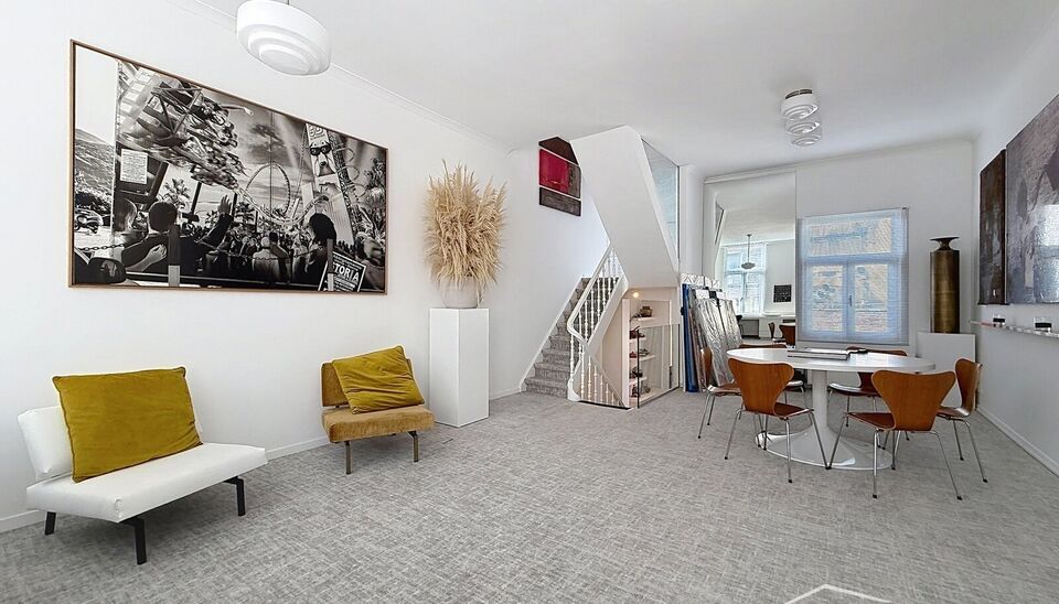 Op een uitstekende ligging, vlak bij het Justitiepaleis op het Antwerpse Zuid en toch in alle rust, bevindt zich dit elegante duplexappartement. Het appartement maakt deel uit van een kleinschalig gebouw met slechts twee wooneenheden en strekt zich uit ov