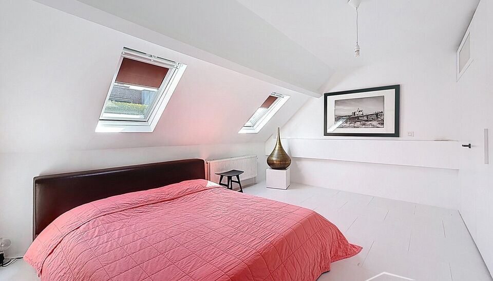 Op een uitstekende ligging, vlak bij het Justitiepaleis op het Antwerpse Zuid en toch in alle rust, bevindt zich dit elegante duplexappartement. Het appartement maakt deel uit van een kleinschalig gebouw met slechts twee wooneenheden en strekt zich uit ov