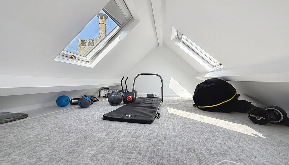 Op een uitstekende ligging, vlak bij het Justitiepaleis op het Antwerpse Zuid en toch in alle rust, bevindt zich dit elegante duplexappartement. Het appartement maakt deel uit van een kleinschalig gebouw met slechts twee wooneenheden en strekt zich uit ov