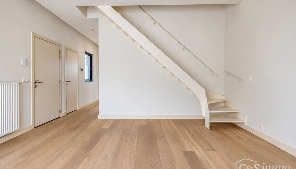 Ontdek dit knappe en lichtrijke duplexappartement in het hart van Sint-Andries, &eacute;&eacute;n van de meest geliefde buurten van Antwerpen. Gelegen in een rustige straat vlak achter de gezellige Sint-Andriesplaats, met leuke adresjes zoals Bar Pilon, Beestenbos en
