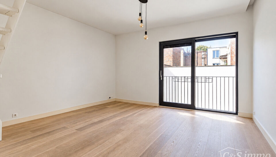 Ontdek dit knappe en lichtrijke duplexappartement in het hart van Sint-Andries, &eacute;&eacute;n van de meest geliefde buurten van Antwerpen. Gelegen in een rustige straat vlak achter de gezellige Sint-Andriesplaats, met leuke adresjes zoals Bar Pilon, Beestenbos en