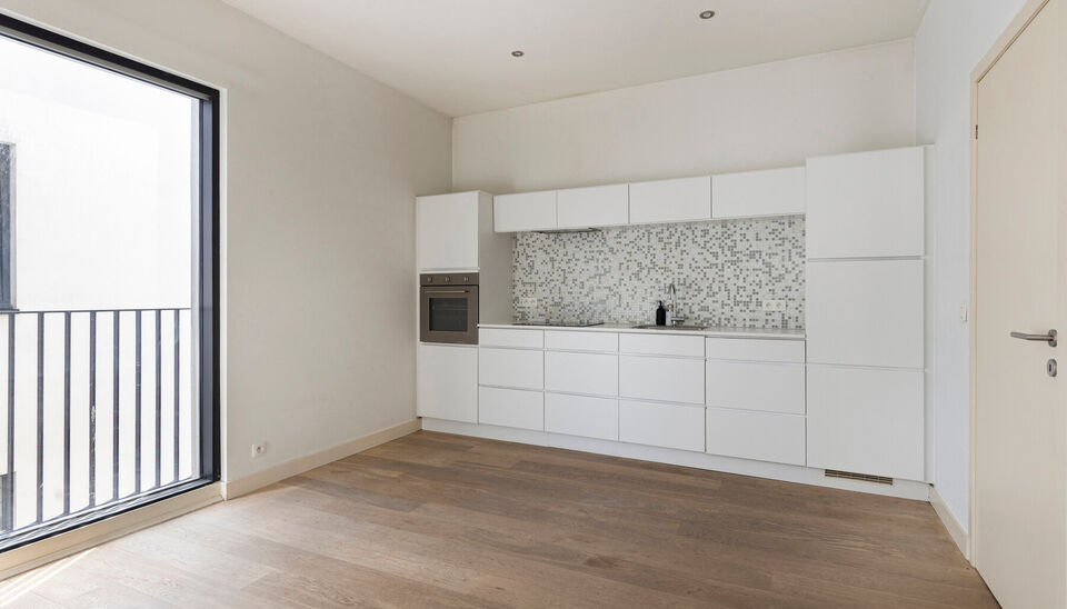 Ontdek dit knappe en lichtrijke duplexappartement in het hart van Sint-Andries, &eacute;&eacute;n van de meest geliefde buurten van Antwerpen. Gelegen in een rustige straat vlak achter de gezellige Sint-Andriesplaats, met leuke adresjes zoals Bar Pilon, Beestenbos en