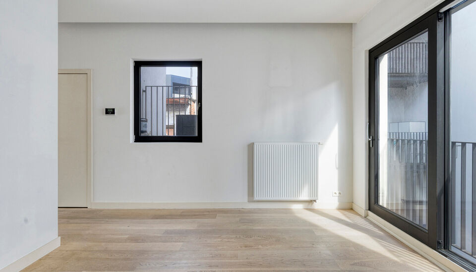 Ontdek dit knappe en lichtrijke duplexappartement in het hart van Sint-Andries, &eacute;&eacute;n van de meest geliefde buurten van Antwerpen. Gelegen in een rustige straat vlak achter de gezellige Sint-Andriesplaats, met leuke adresjes zoals Bar Pilon, Beestenbos en