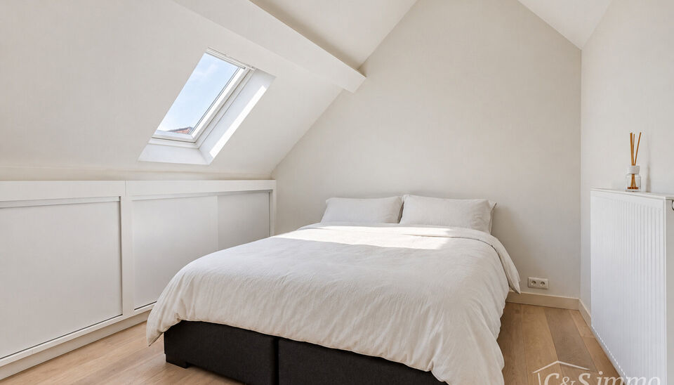 Ontdek dit knappe en lichtrijke duplexappartement in het hart van Sint-Andries, &eacute;&eacute;n van de meest geliefde buurten van Antwerpen. Gelegen in een rustige straat vlak achter de gezellige Sint-Andriesplaats, met leuke adresjes zoals Bar Pilon, Beestenbos en