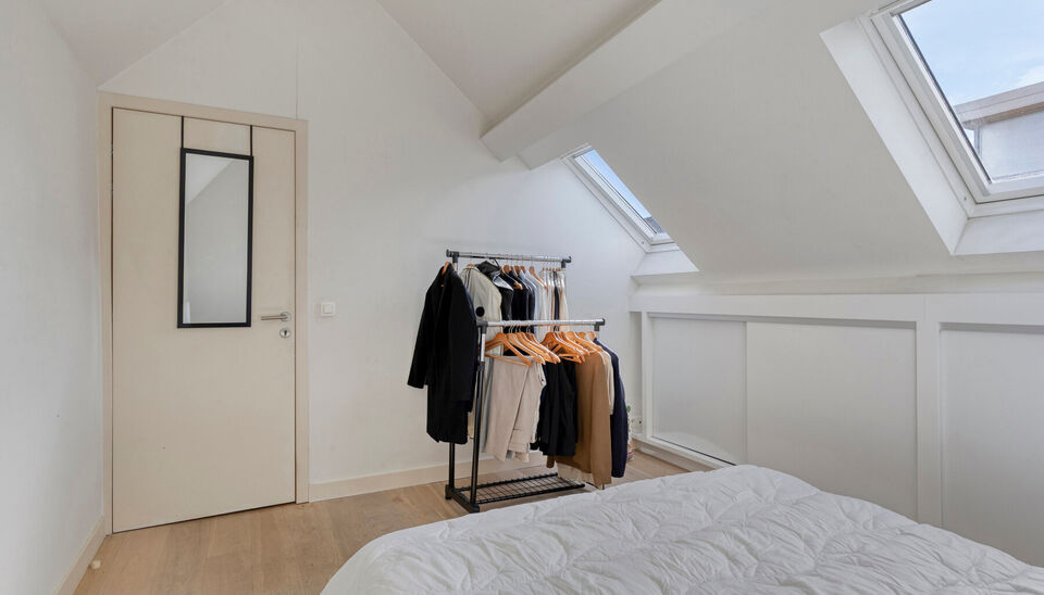 Ontdek dit knappe en lichtrijke duplexappartement in het hart van Sint-Andries, &eacute;&eacute;n van de meest geliefde buurten van Antwerpen. Gelegen in een rustige straat vlak achter de gezellige Sint-Andriesplaats, met leuke adresjes zoals Bar Pilon, Beestenbos en