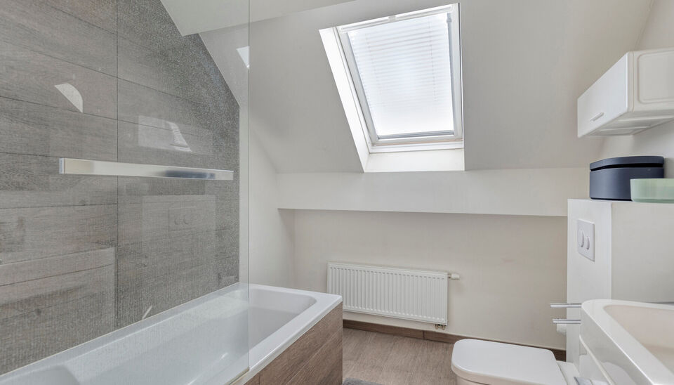 Ontdek dit knappe en lichtrijke duplexappartement in het hart van Sint-Andries, &eacute;&eacute;n van de meest geliefde buurten van Antwerpen. Gelegen in een rustige straat vlak achter de gezellige Sint-Andriesplaats, met leuke adresjes zoals Bar Pilon, Beestenbos en
