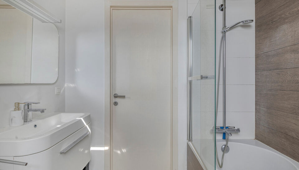 Ontdek dit knappe en lichtrijke duplexappartement in het hart van Sint-Andries, &eacute;&eacute;n van de meest geliefde buurten van Antwerpen. Gelegen in een rustige straat vlak achter de gezellige Sint-Andriesplaats, met leuke adresjes zoals Bar Pilon, Beestenbos en