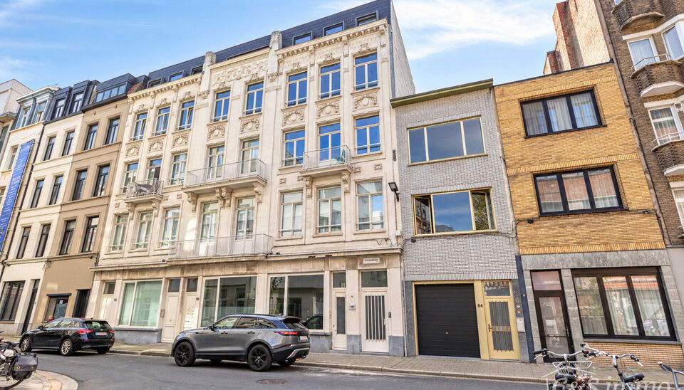 Ontdek dit knappe en lichtrijke duplexappartement in het hart van Sint-Andries, &eacute;&eacute;n van de meest geliefde buurten van Antwerpen. Gelegen in een rustige straat vlak achter de gezellige Sint-Andriesplaats, met leuke adresjes zoals Bar Pilon, Beestenbos en