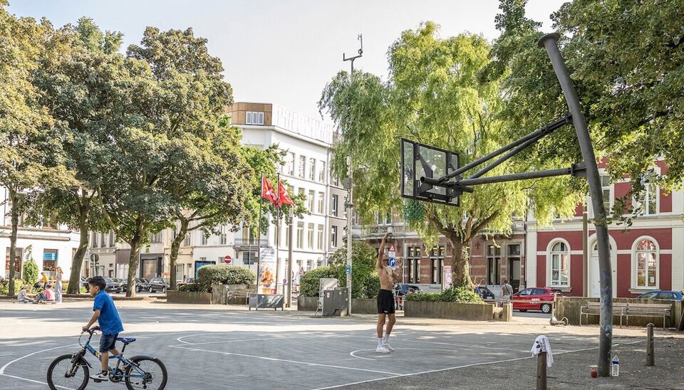 Ontdek dit knappe en lichtrijke duplexappartement in het hart van Sint-Andries, &eacute;&eacute;n van de meest geliefde buurten van Antwerpen. Gelegen in een rustige straat vlak achter de gezellige Sint-Andriesplaats, met leuke adresjes zoals Bar Pilon, Beestenbos en