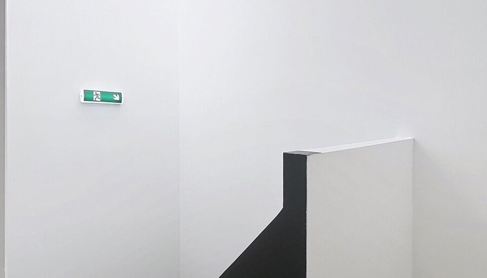 Tip top afgewerkt duplex appartement met terras en 2 slaapkamers.  Dit appartement biedt een perfecte balans tussen comfort en stijl, gelegen in de levendige en vernieuwende wijk Stuivenberg. Bij binnenkomst inkomhal met een apart toilet. De lichtrijke le